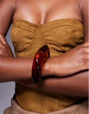 resin asymmetric bangle in tobacco brown