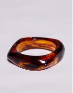 resin asymmetric bangle in tobacco brown