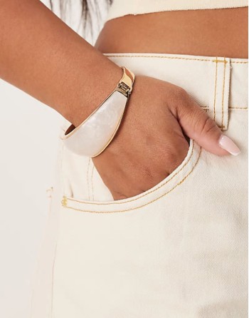 Curve bangle bracelet with faux pearl insert in gold tone