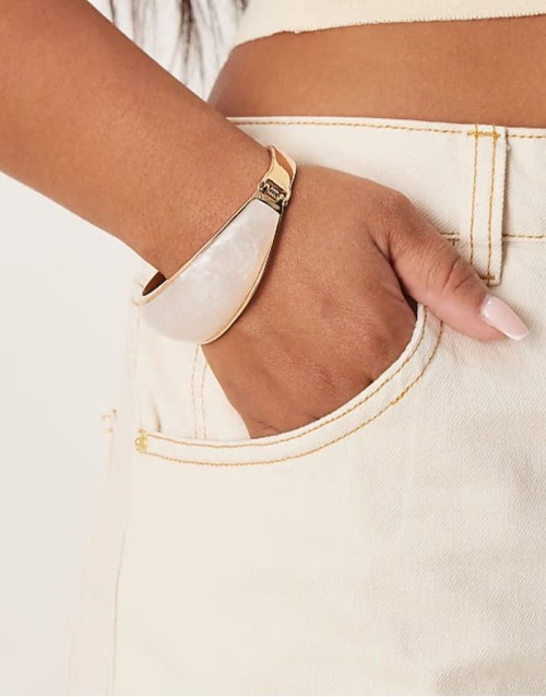 Curve bangle bracelet with faux pearl insert in gold tone